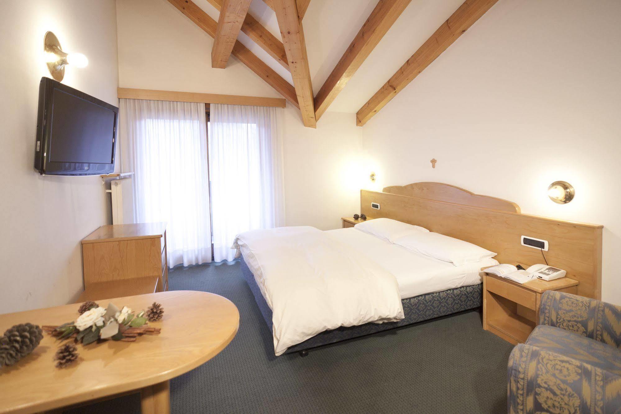 Hotel Europeo Alpine Charme & Wellness Pinzolo Exteriör bild